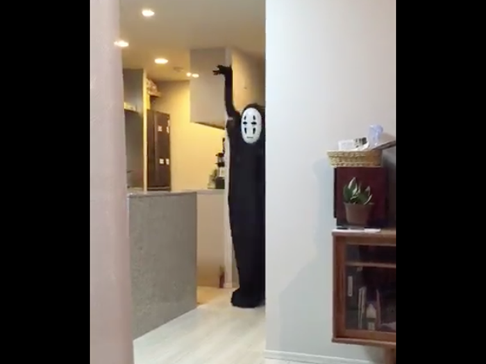 This mom secretly recorded her daughter practicing a viral dance routine in a “Spirited Away” costume — and we can’t stop laughing