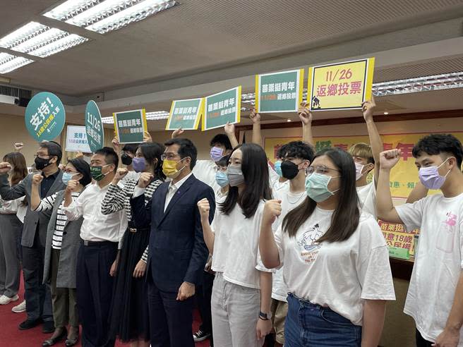 民進黨苗栗縣長參選人徐定禎、民進黨立委湯蕙禎等人30日舉行「苗栗隊挺青年，青年挺18」記者會。（蔡佩珈攝）