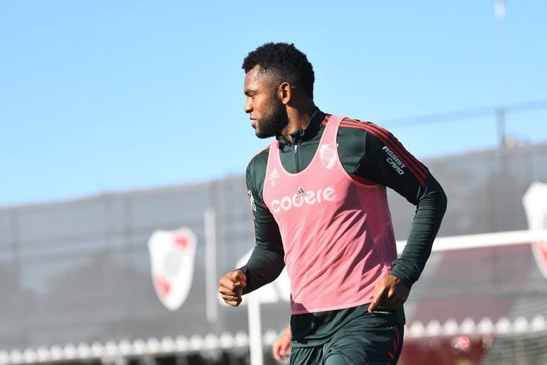 Miguel Borja se entrena a doble turno para formar parte de la convocatoria en el Superclásico