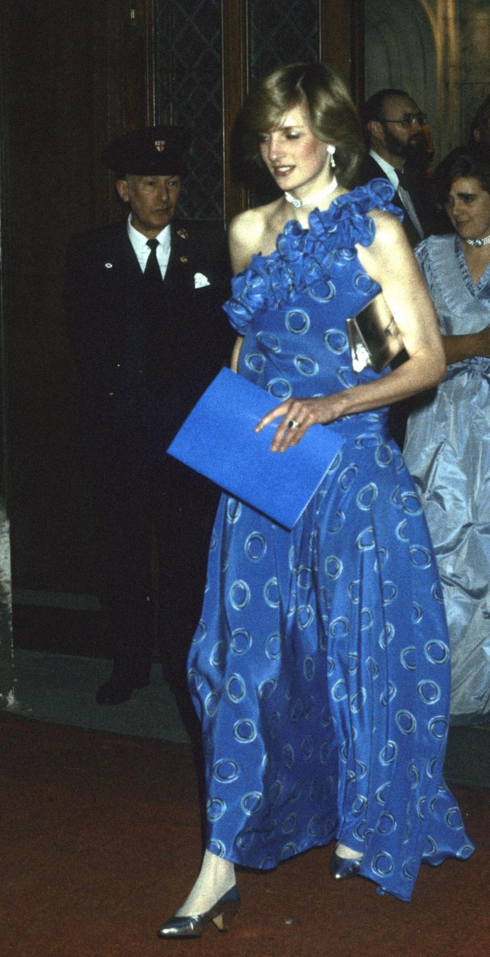 Attending a London banquet in a Bruce Oldfield dress in November 1982.