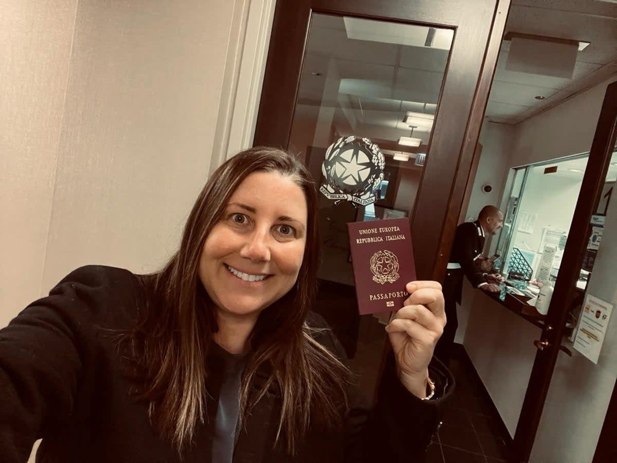 Meredith Tabbone with her Italian passport (Meredith Tabbone / SWNS)