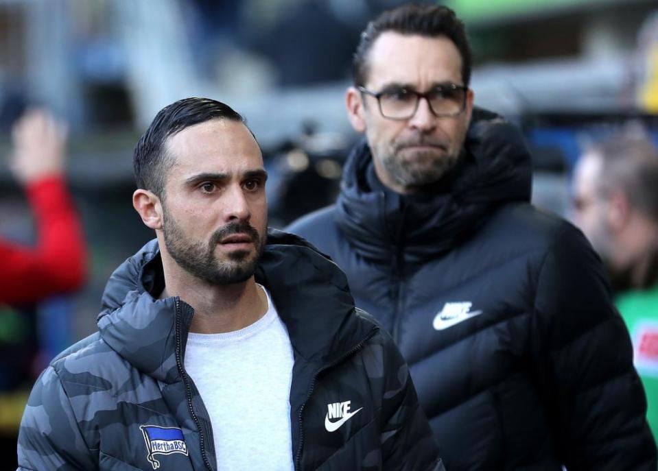 Alexander Nouri (left) arrives for the match with Paderborn with Hertha’s sporting director, Michael Preetz.