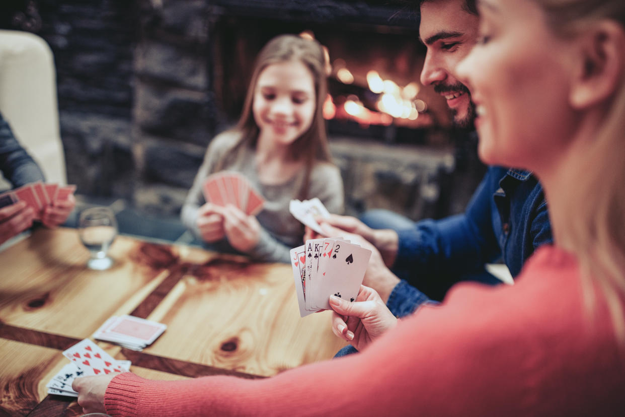 Beliebt bei Alt und Jung: Kartenspiele wie Uno, Skat oder Rommé bringen die ganze Familie an einen Tisch. 