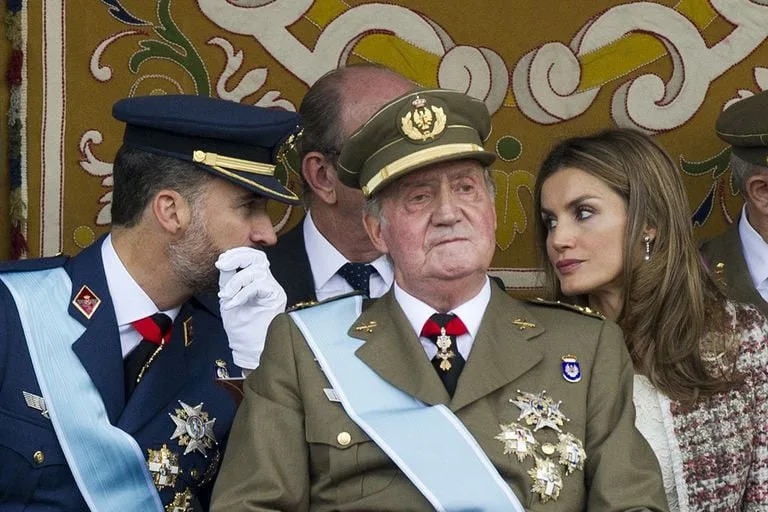  El príncipe Felipe, el rey de España Juan Carlos y la princesa Letizia asisten a un desfile militar en Madrid, el 12 de octubre 2012