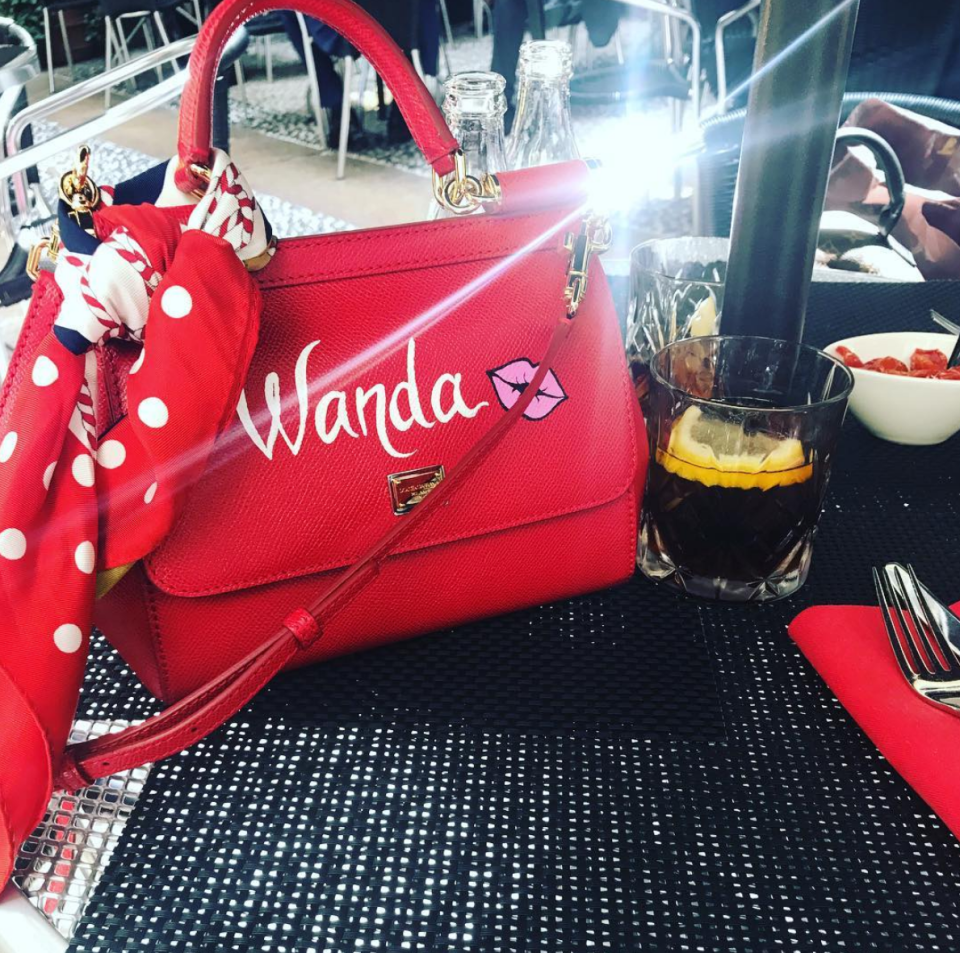 <p>“Cartera personalizada. La amo”, escribió la botinera en Instagram, al mostrar un primer plano de su accesorio, el cual tenía su nombre estampado al frente junto a la imagen de un beso. –<em> Foto: <a rel="nofollow noopener" href="https://www.instagram.com/wanda_icardi/" target="_blank" data-ylk="slk:Instagram/wanda_icardi/;elm:context_link;itc:0;sec:content-canvas" class="link ">Instagram/wanda_icardi/</a> </em> </p>