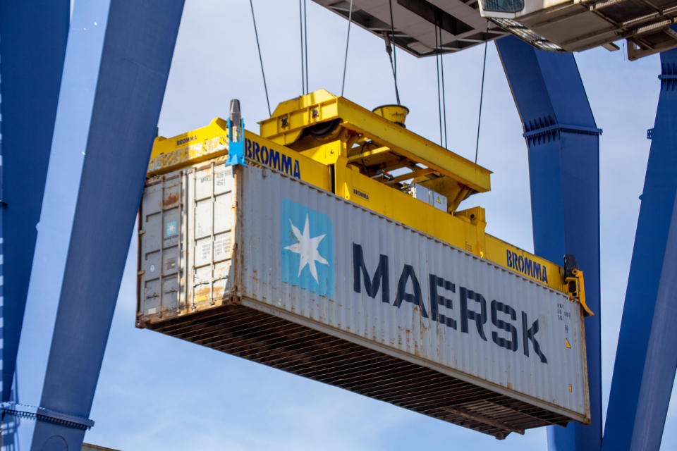 Ein Container der Maersk Line wird im Hafen von Mannheim Deutschland verladen. Lieferengpässe und stark gestiegene Containerpreise treffen derzeit den Welthandel