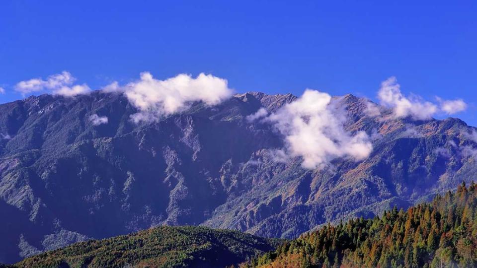 太平山各景點海拔幾乎都在2000公尺以上，天氣好時藍天清朗。（圖／ 太平山國家森林遊樂區提供）