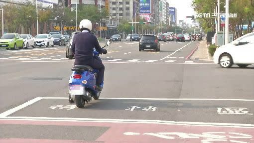 提醒駕駛人，騎、開快車容易造成死傷車禍，應小心慢行。（示意圖／資料照）