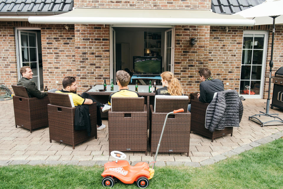 Unos amigos ven un partido de fútbol por televisión en la casa de Sven y Vanessa Jundel en Dortmund, Alemania, el 16 de mayo de 2020. (Felix Schmitt/The New York Times)