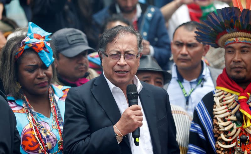 Foto de archivo. El presidente electo de Colombia, Gustavo Petro, habla durante una ceremonia de juramentación simbólica organizada por organizaciones sociales, populares, étnicas y ancestrales de Colombia, en Bogotá