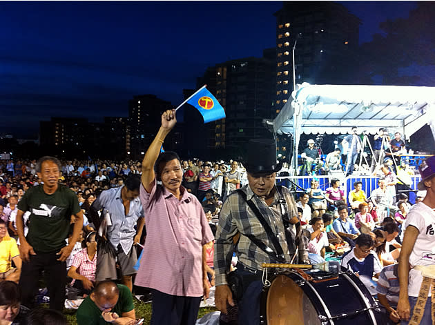 WP supporters stationed at the front of the rally played instruments, waved flags and flashed placards when the speakers were onstage. (Yahoo! photo)