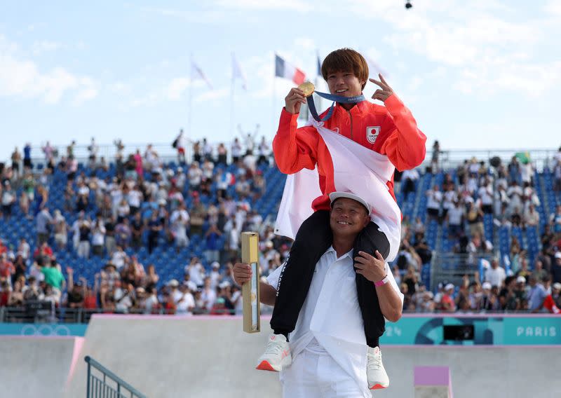 Foto del japonés Yuto Horigome con su medalla de oro tras la final del skateboarding de calle masculino