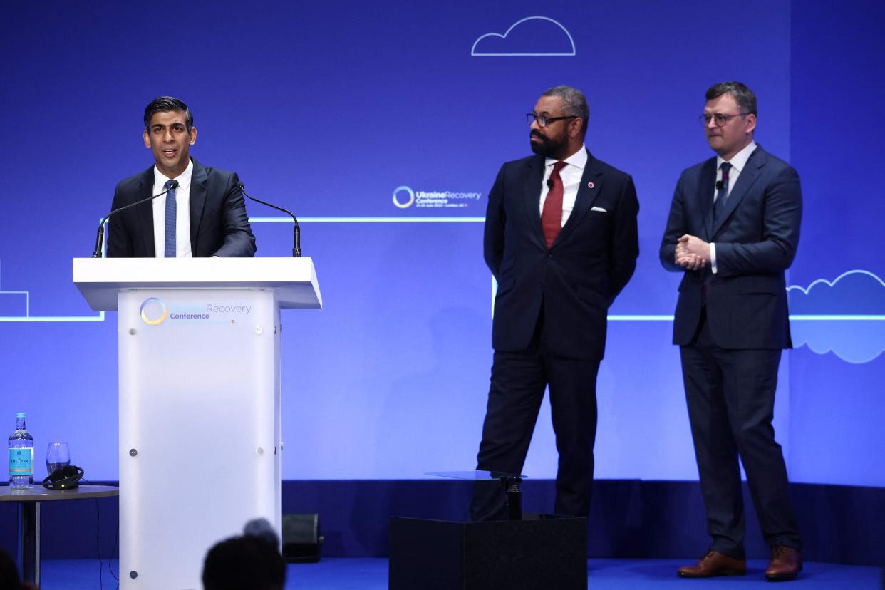 Rishi Sunak delivers a speech next to his foreign secretary James Cleverly and Ukraine’s foreign minister Dmytro Kuleba (Henry Nicholls/POOL/AFP via Getty Images)