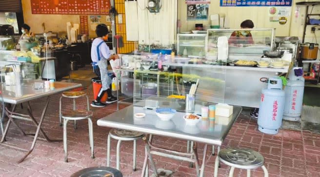 台南市清根鮮魚湯業者說，開放內用第1天生意「花花仔」。（洪榮志攝）