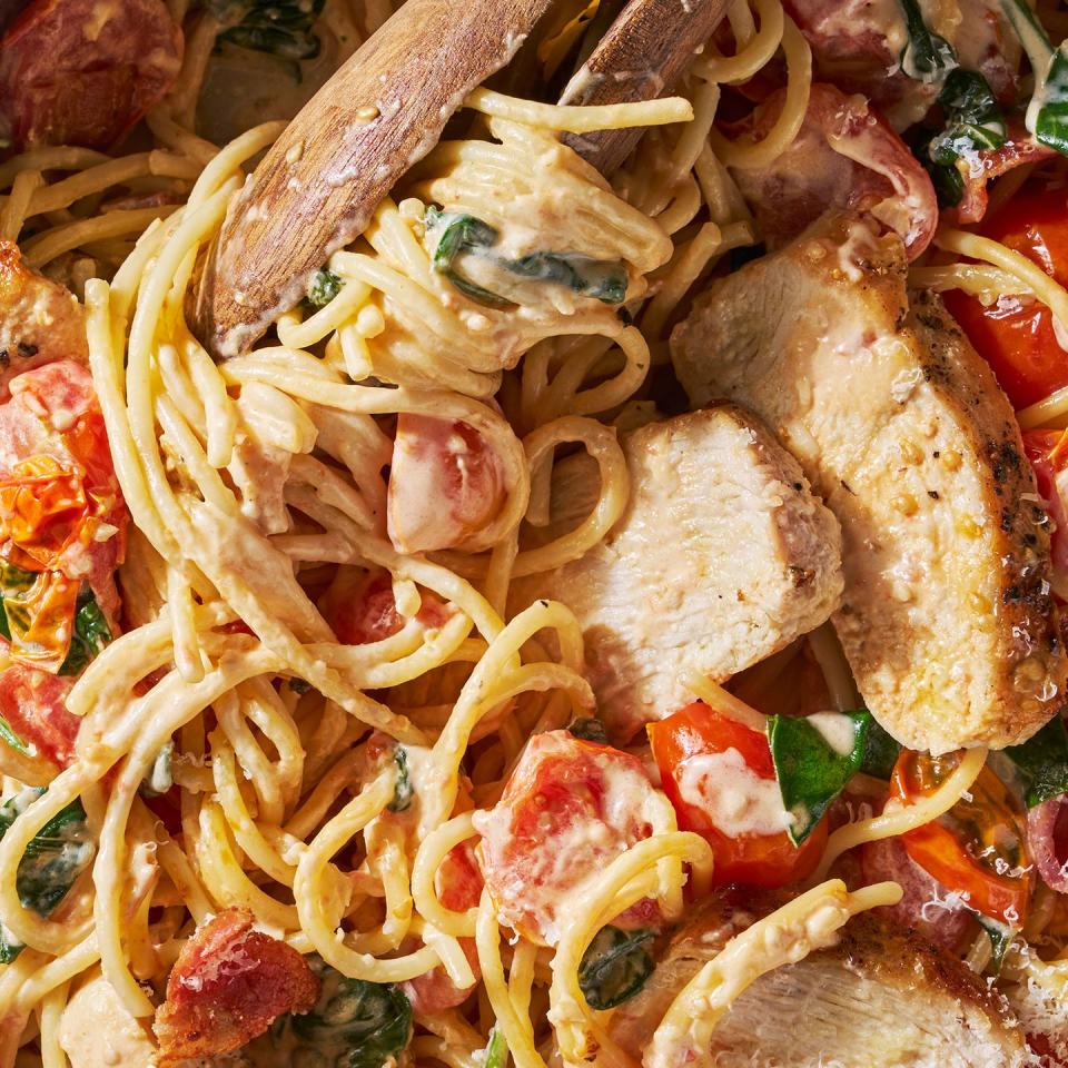 angel hair pasta with sliced chicken, tomatoes and basil