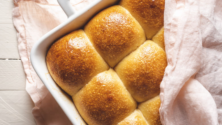 Fresh dinner rolls in pan 