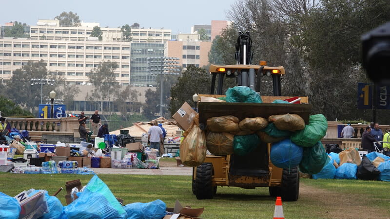 警驅散抗議群眾 UCLA清理校園 支持巴勒斯坦的學生運動在加州大學洛杉磯分校 （UCLA）紮營抗議一個星期之後，遭到警察強制驅 散，工作人員2日早晨動用大型機具清運垃圾。 中央社記者林宏翰洛杉磯攝 113年5月3日