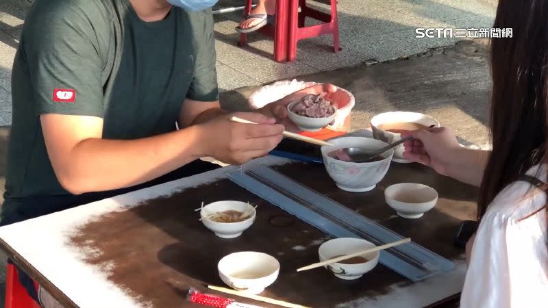 台南知名牛肉湯店的鮮嫩牛肉切片川燙，遊客一口接一口。