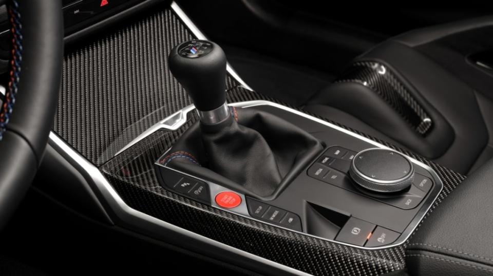 新一代M2同樣提供熱血的6速手排與8速手自排供消費者選擇。(圖片來源/ BMW)