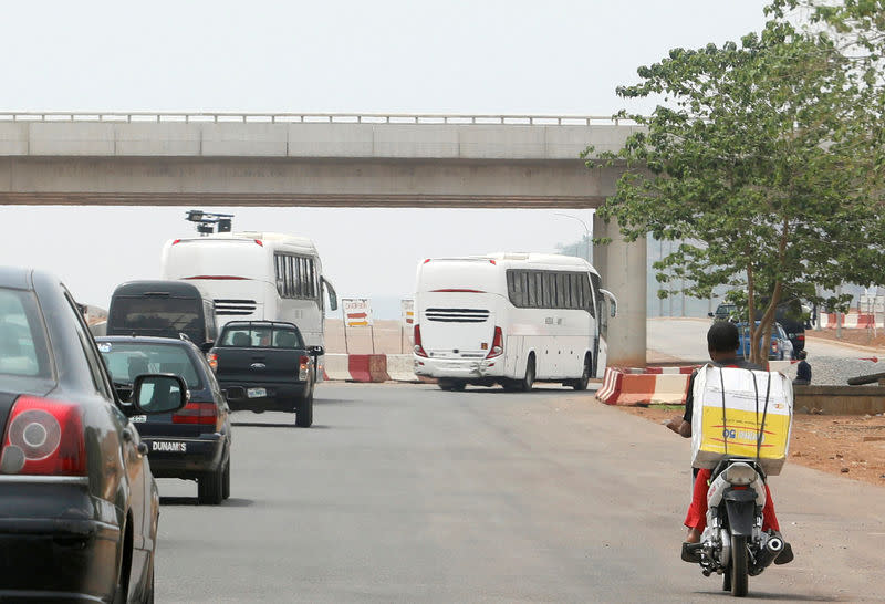 Deux autocars transportant 82 jeunes filles libérées par Boko Haram à Abuja au Nigeria. Boko Haram a libéré les filles, qui faisaient partie d'un groupe de plus de 200 lycéennes enlevées il y a trois ans à Chibok, dans le nord-est du Nigeria, en échange de membres du groupe islamiste détenus par les autorités. /Photo prise le 7 mai 2017/REUTERS/Afolabi Sotunde