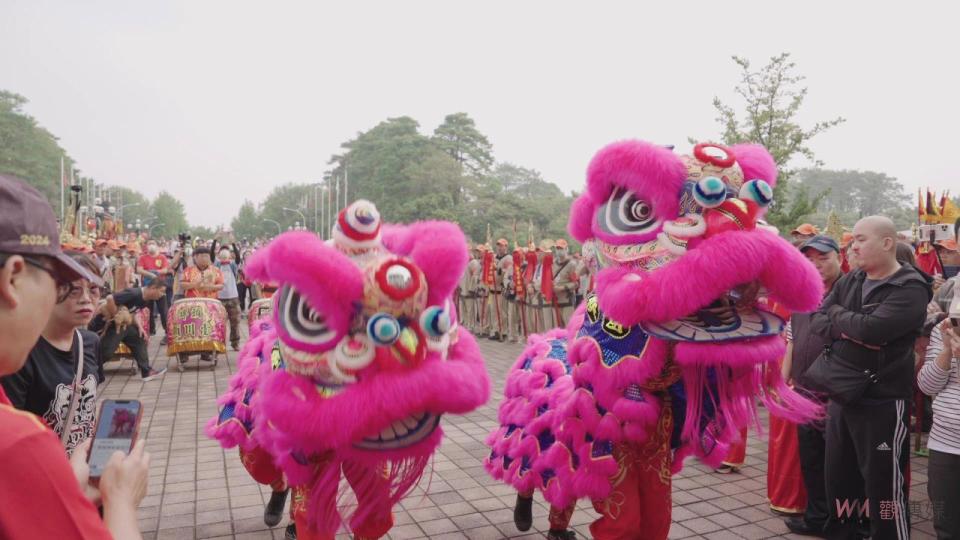 ▲大甲鎮瀾宮媽祖回鑾，鑾駕遶境回鑾停駕即將於今年7月停辦的明道大學，大批學生及教職員在現場恭候多時，當媽祖鑾轎現身時，現場歡呼聲不斷。（記者陳雅芳攝）