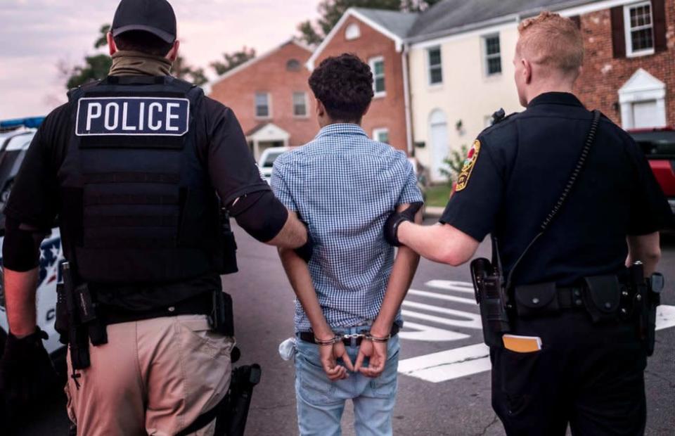 Un agente del ICE y otro de la fuerza antipandillas del norte de Virginia detienen a un presunto miembro de la Mara Salvatrucha el 10 de agosto de 2017.