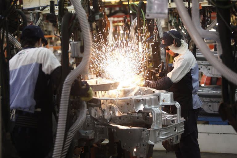 NOTA SOBRE LA SITUACION DE LA INDUSTRIA AUTOMOTRIZ EN LA PROVINCIA DE CORDOBA. fotos EN LA PLANTA FIAT AUTO DEL PROCESO DE PRODUCCION. SECTORES DE CHAPA Y MONTAJE. 
MAXIMILIANO AMEN