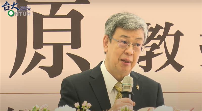 行政院長陳建仁表示，他與戴東原前院長兩人前後完成了25篇論文，若沒有老師不會有今天（圖／台大醫院提供）