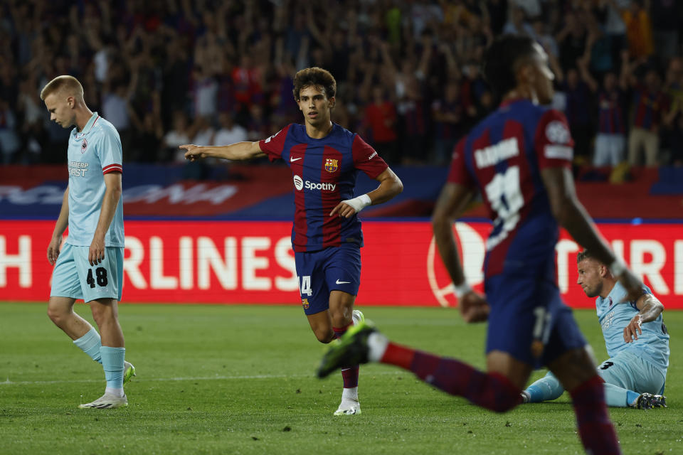 Joao Félix (centro) del Barcelona celebra tras anotar el primer gol del equipo ante el Amberes en el partido de la Liga de Campeones, el martes 19 de septiembre de 2023, en Barcelona. (AP Foto/Joan Monfort)