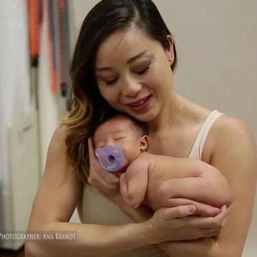 See those droplets on mum's arm? Yep, that's wee. Photo: Instagram/anabrandt