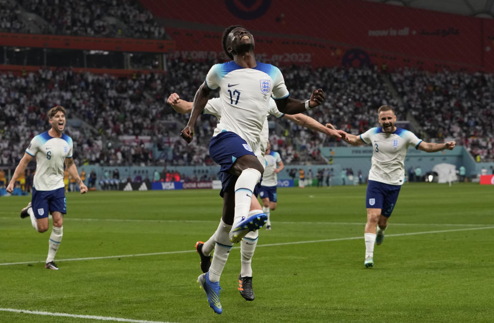 El jugador inglés Bukayo Saka celebra tras anotar el segundo gol de su equipo durante un juego del Grupo B del Mundial que enfrentó a Inglaterra e Irán en el estadio Jalifa Internacional en Doha, Qatar, el 21 de noviembre de 2022. (AP Foto/Alessandra Tarantino)