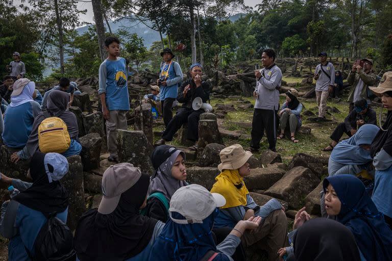 Estudiantes visitan Gunung Padang, Indonesia, el 23 de diciembre de 2023. 