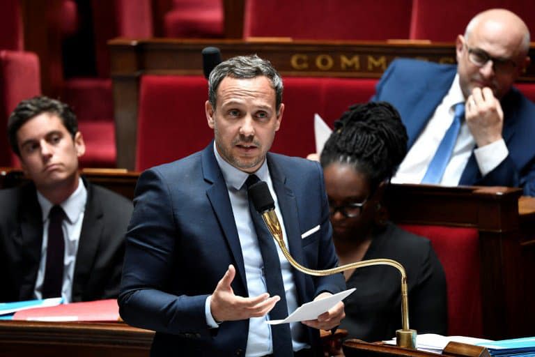 Le secrétaire d'Etat chargé de l'Enfance et des Familles, Adrien Taquet, à l'Assemblée nationale, le 16 juin 2020 à Paris. - STEPHANE DE SAKUTIN © 2019 AFP