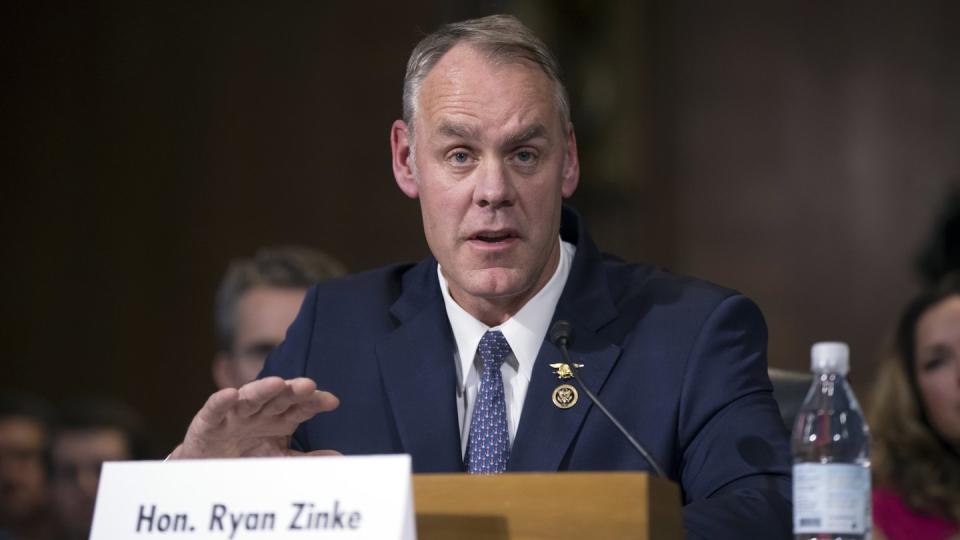 Innenminister Ryan Zinke war im März 2017 vom Senat im Amt bestätigt worden und gehört damit zu den Ministern, die sich lange unter Trump gehalten haben. Foto: J. Scott Applewhite/AP/