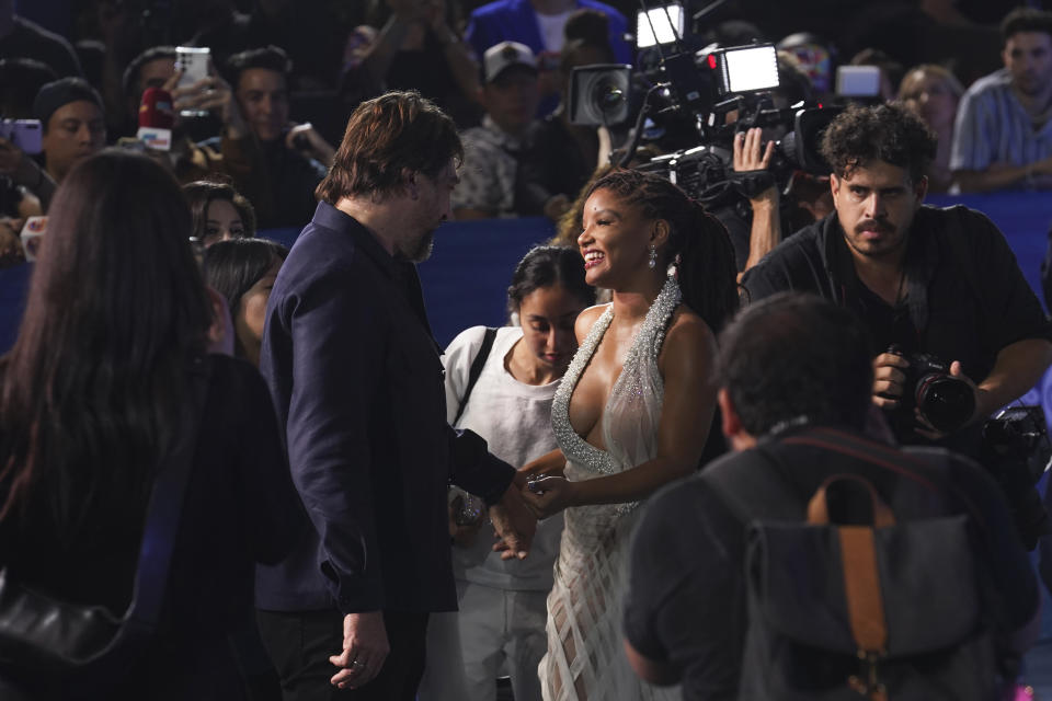 Los actores Halle Bailey, derecha, y Javier Bardem se saludan en la alfombra azul de la película La Sirenita en la Ciudad de México el 11 de mayo de 2023. (Foto AP/Marco Ugarte)