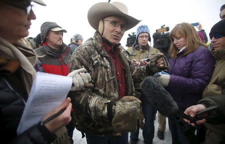 Arizona cattle rancher LaVoy Finicum talks to the media at the Malheur National Wildlife Refuge near Burns, Oregon, January 5, 2016. REUTERS/Jim Urquhart