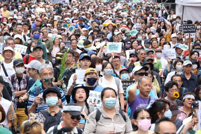 ▲上個月青鳥運動時，青島東路、濟南路上都湧現人潮現場喊破10000人。（圖／攝影中心）