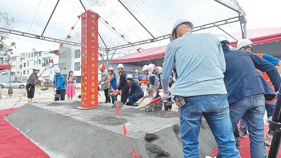 台東縣第1座「全民運動館及青少年福利服務中心」5日辦理動土，為地上3層樓建築，設有戶外廊道、各式運動器材及攀岩場，預計2026年完工啟用。（蕭嘉蕙攝）