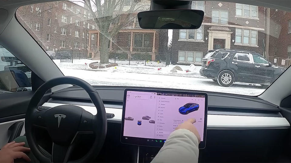 就算是Tesla最新的FSD Beta，在積雪路段還是無能為力。 (圖片來源/ Youtube：Detroit Tesla)