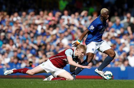Football - Everton v Burnley - Barclays Premier League - Goodison Park - 18/4/15 Everton's Arouna Kone in action with Burnley's Ben Mee Reuters / Andrew Yates Livepic