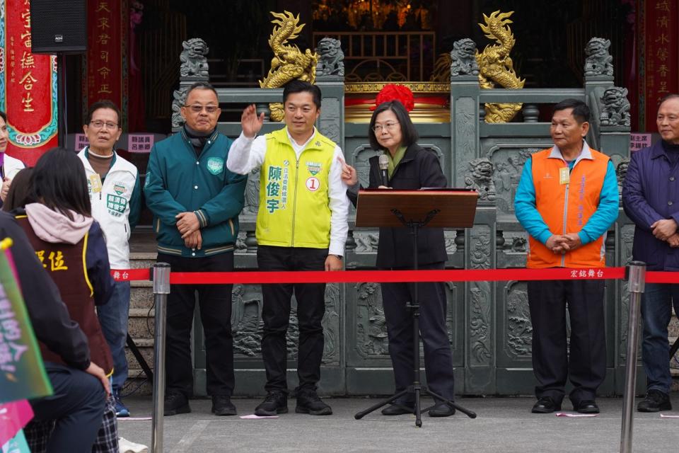 總統蔡英文今赴羅東永和寺參拜，並要支持者支持賴蕭配，並讓民進黨國會過半。林泊志攝