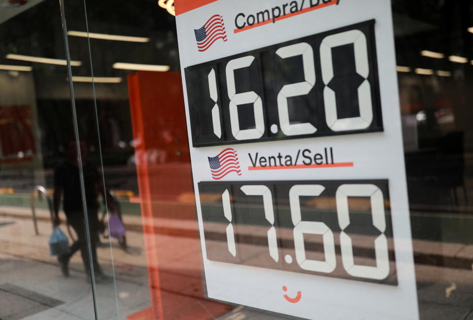 Un tablero que muestra los tipos de cambio del peso mexicano frente al dólar estadounidense se ve en una oficina bancaria en la Ciudad de México, México 5 de julio de 2023. REUTERS/Henry Romero