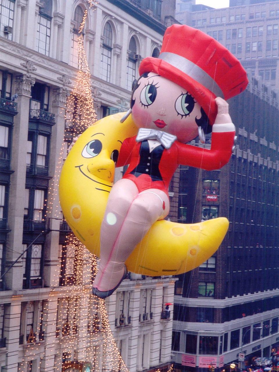 A Betty Boop balloon in the macy's thanksgiving day parade in 1985