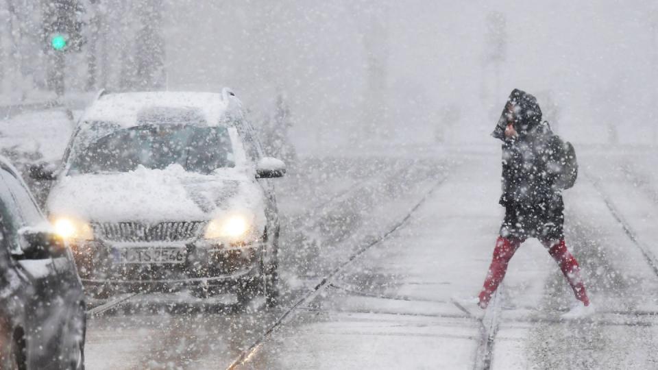 Bei heftigem Schneefall ist auf den Straßen mit Verzögerungen zu rechnen. Beschäftigte müssen das für ihren Arbeitsweg einplanen.