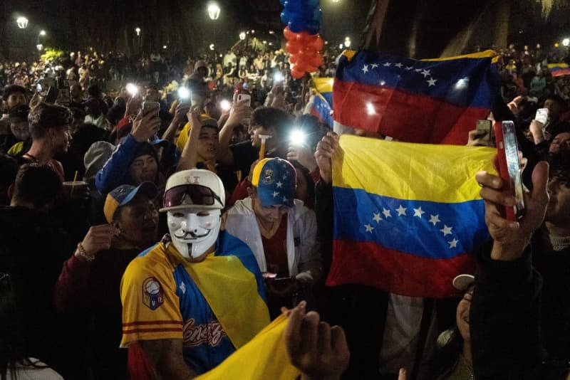 Venezuelan citizens opposed to Nicolas Maduro and in favour of Corina Machado and Edmundo Gonzalez, wait for the results of the presidential elections near the Venezuelan embassy in Santiago. Matias Basualdo/ZUMA Press Wire/dpa