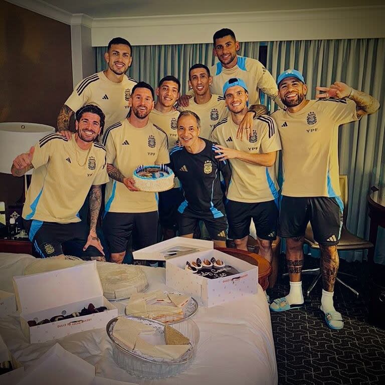 Parte del plantel de la selección argentina celebró el cumpleaños con Leo Messi 