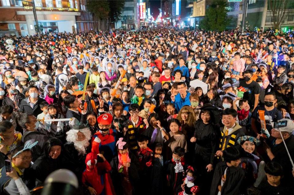 新竹市政府28日舉辦「2023風狂玩具城」萬聖大遊行活動，吸引逾3萬民眾共襄盛舉。（新竹市政府提供／陳育賢新竹傳真）