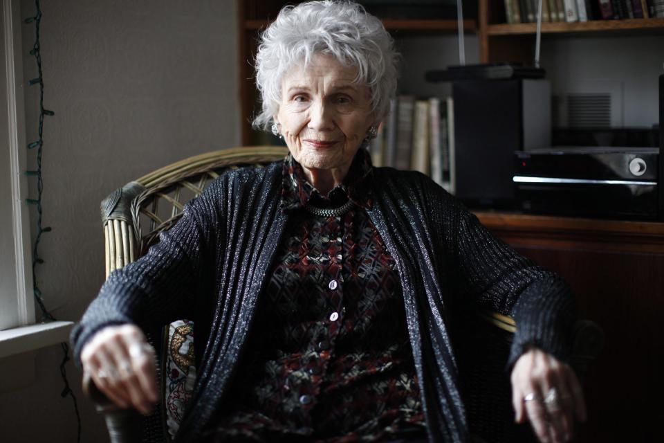 ARCHIVO - La autora canadiense Alice Munro es fotografiada durante una entrevista en Victoria, Canadá, el martes 10 de diciembre de 2013. Munro una de las autoras contemporáneas más estimadas del mundo y una de las cuentistas más condecoradas de la historia, falleció a los 92 años. (Chad Hipolito/The Canadian Press via AP, archivo)