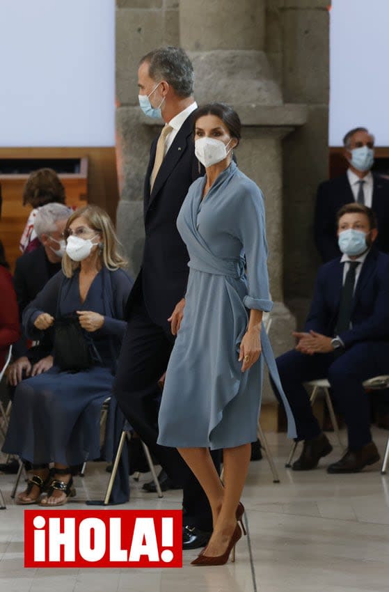 La Reina celebra con look estreno a Domínguez, uno de los premiados de la noche