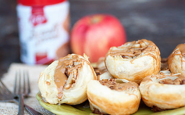 <strong>Get the <a href="http://www.bunsinmyoven.com/2013/08/23/biscoff-apple-pie-pinwheels/" target="_blank">Biscoff Apple Pie Pinwheels recipe</a> from Buns in my Oven</strong>